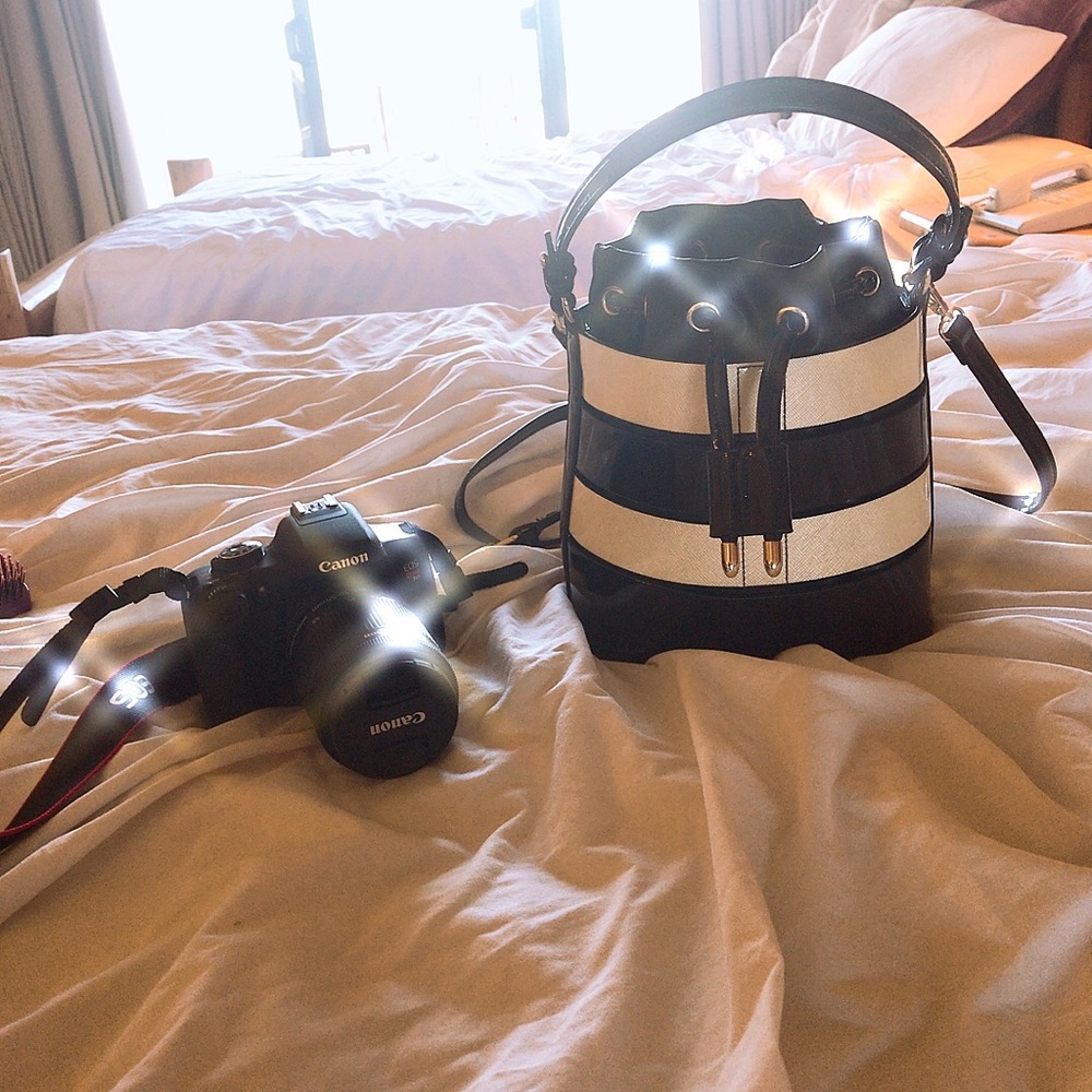 LEATHER BUCKET BAG